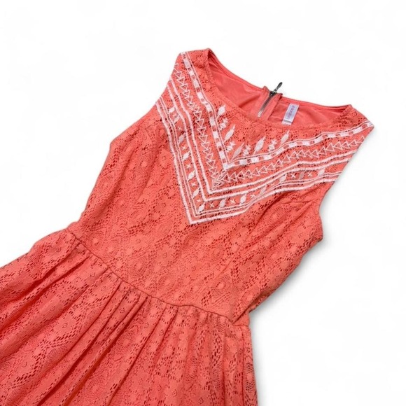 Xhilaration Coral lace babydoll mini dress with embroidery & zipper back Size S - Picture 2 of 8